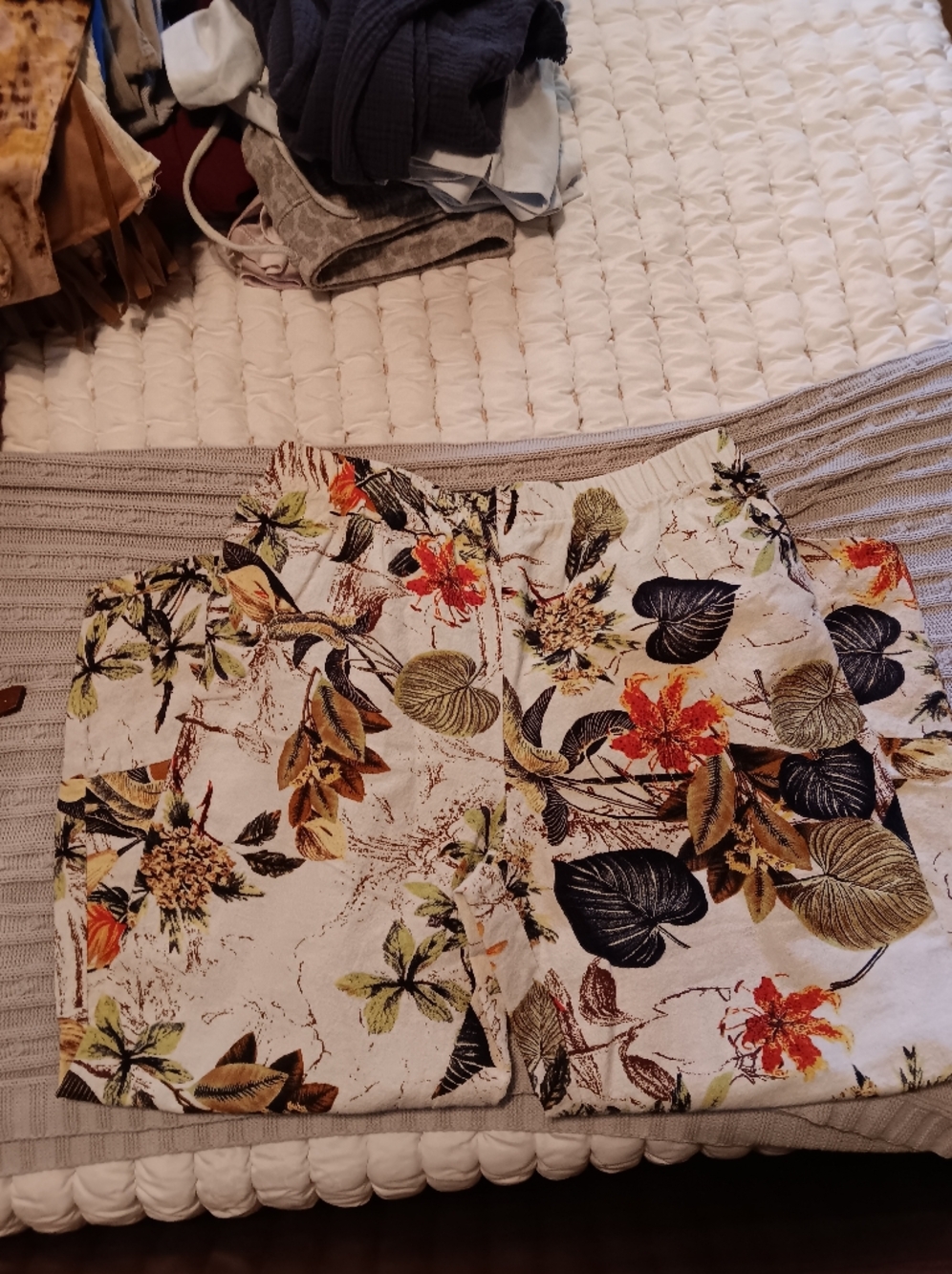 Source Unknown Tropical Floral Capris in White, Black, Green, Orange